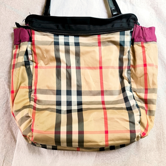 Burberry Buckleigh nylon tote bag with leather trim in dark red - Picture 15 of 15